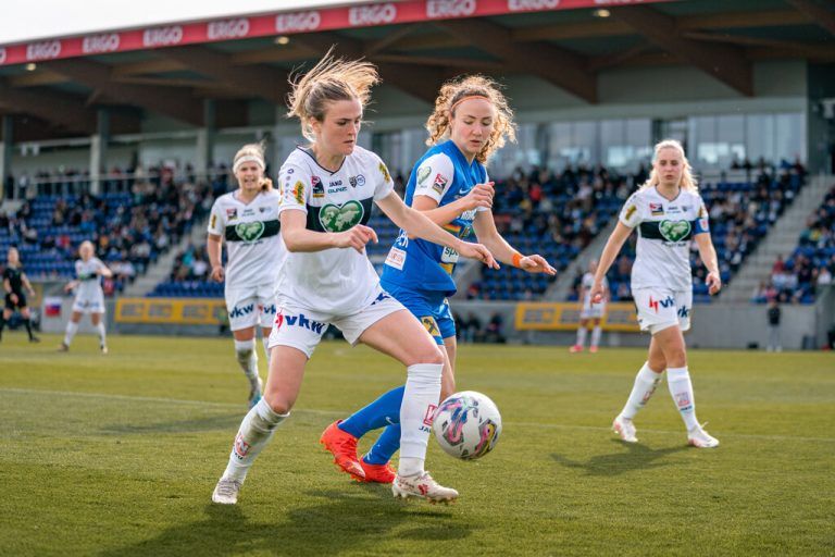 Julia Kofler (l.) von der SPG Altach/Vorderland ist seit Monaten stark in Form und traf am Wochenende gleich zwei Mal. gEpA