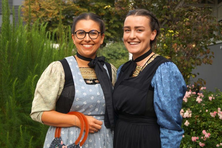 Katharina Amann und Anna Gmeiner von der Theatergruppe Bizau.Ritter (7)