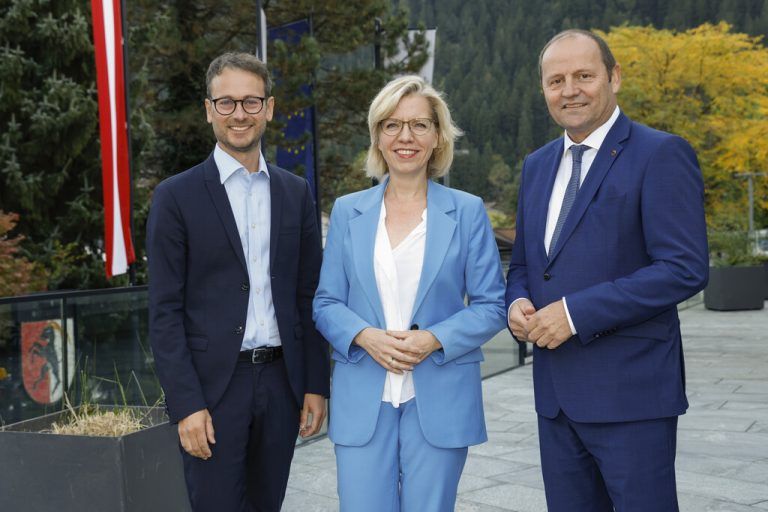 Landesrat Daniel Zadra, Energieministerin Leonore Gewessler und Tirols stellvertretender Landeshauptmann Josef Geisler. land vorarlberg