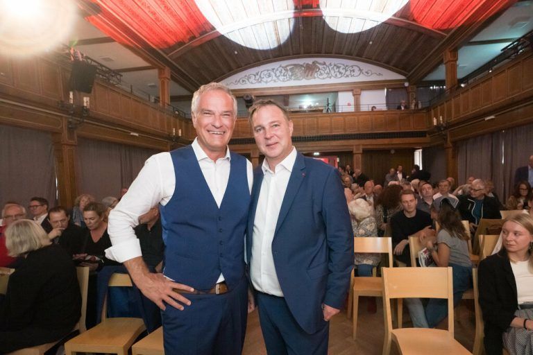 Mario Leiter (l.) und Andreas Babler beim gestrigen Sonderparteitag im Bregenzer Gössersaal, Ehrenvorsitzende Gabi Sprickler-Falschlunger. Apa/stiplovsek, Alexandra Serra
