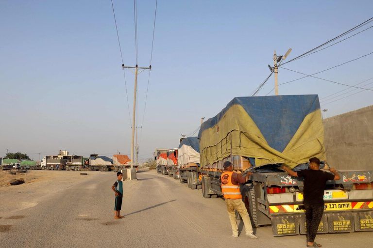 Nach Angaben der Vereinten Nationen werden im Gazastreifen täglich etwa 100 Hilfsgütertransporte benötigt, um den Bedarf der 2,4 Millionen Menschen zu decken. AFP
