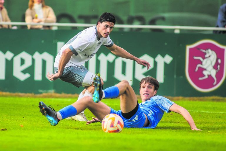 Nicolai Bösch in Aktion. Der 25-Jährige setzte in dieser Saison so manches Mal die Gegenspieler auf den Hosenboden. Lochaus Rechtsaußen traf in Summe acht Mal, allein im September traf Bösch sieben Mal.Steurer (2), Rhomberg (2), Stiplovsek