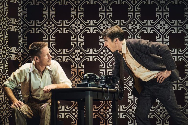 Schauspieler Aaron Hitz (oben) und in der Inszenierung mit Maximilian Kraus.anja koehler/T+T Fotografie