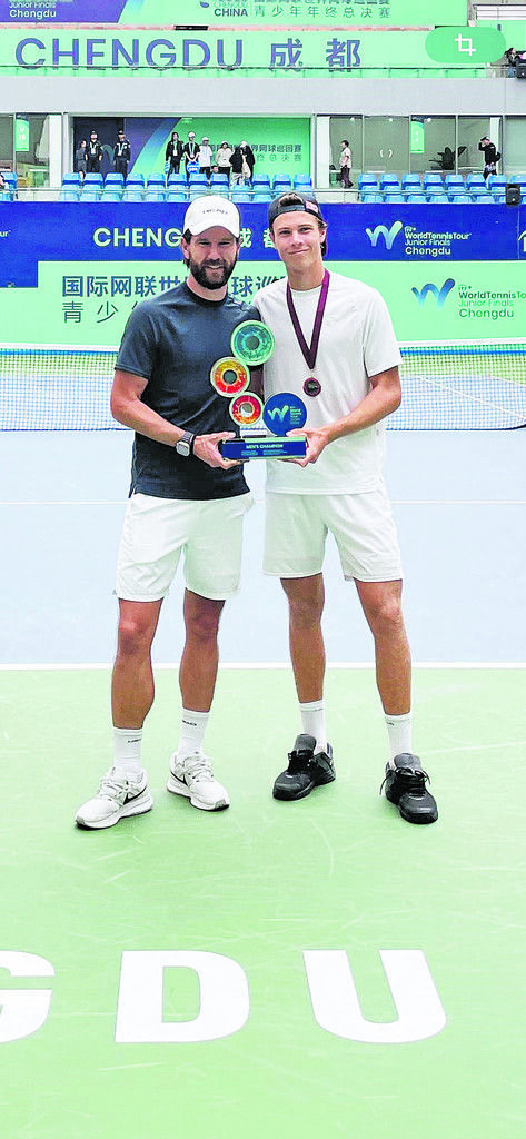Tainer Jürgen Melzer und Joel Schwärzler mit der Siegertrophäe. APA