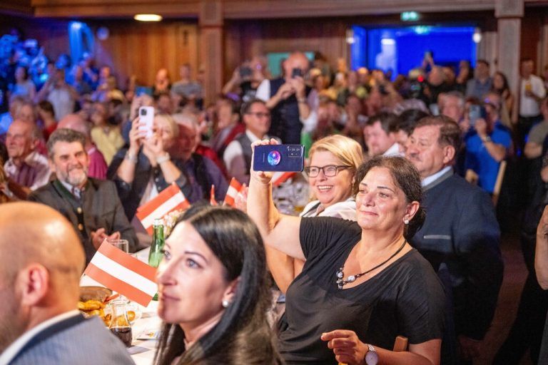 Volles Haus im Gösser. Unten: Gegendemo am Leutbühel.