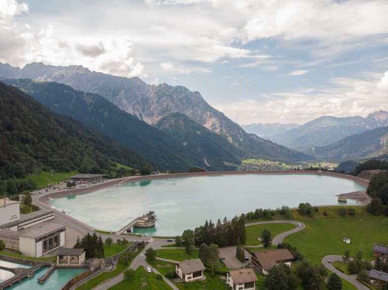 Vor allem bei der Wasserkraft braucht es in Vorarl­berg einen schnelleren Ausbau, meint Spartenobmann Markus Comploj (kleines Foto).Hartinger, WKV/Marcel Hagen