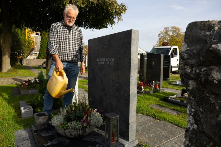 Vor Allerheiligen werden die Gräber am Friedhof Hasenfeld in Lustenau besonders schön gemacht. Klaus Hartinger (7)