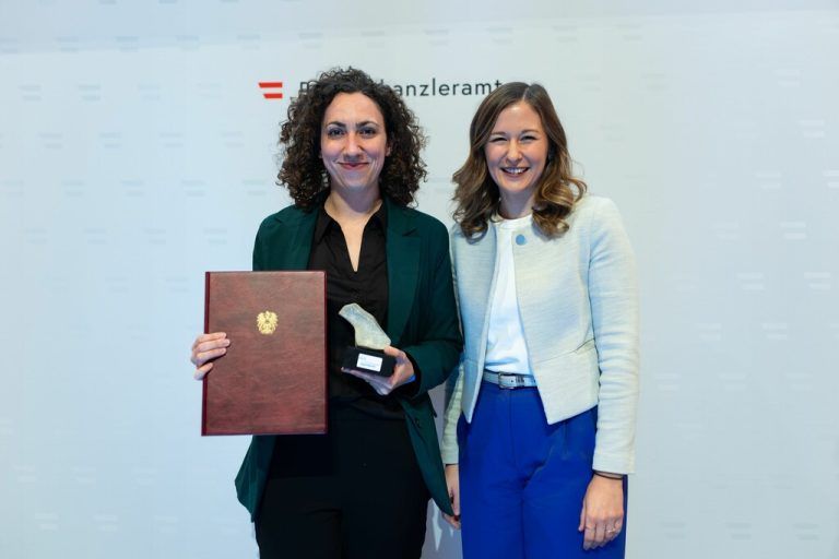 Amina El-Gamal (links) nahm den Preis von Staatssekretärin Claudia Plakolm entgegen.BKA/Christopher Dunker