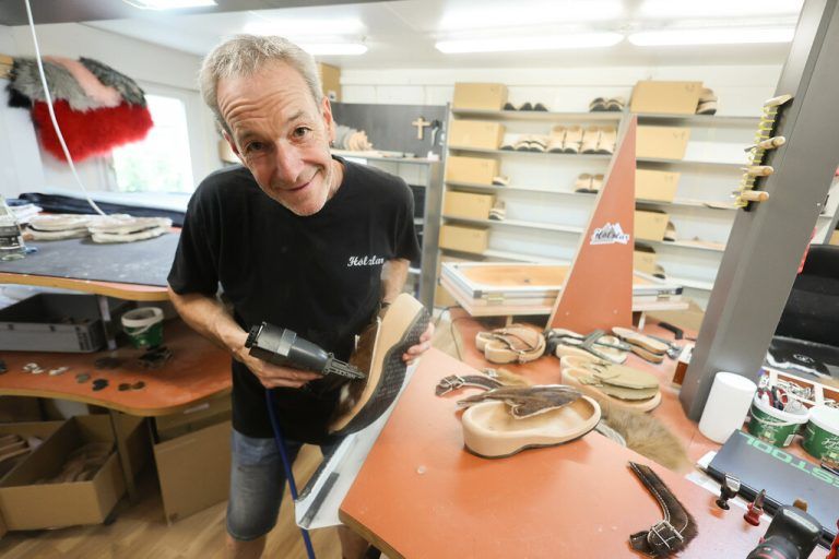 Christian Diem hat seine Leidenschaft zum Teilzeitberuf gemacht. Er fertigt Hölzlar an und verbindet mit den besonderen Schuhen viele schöne Erinnerungen.Hartinger (3)