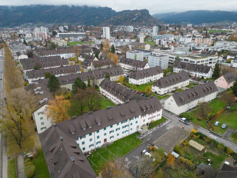 Die Südtirolersiedlung umfasst 42 Gebäude mit 279 Wohnungen. Künftig sollen rund 400 Wohnungen zur Verfügung stehen. Etwa 320 davonwerden neu errichtet . ⇒⇒Hartinger (2)