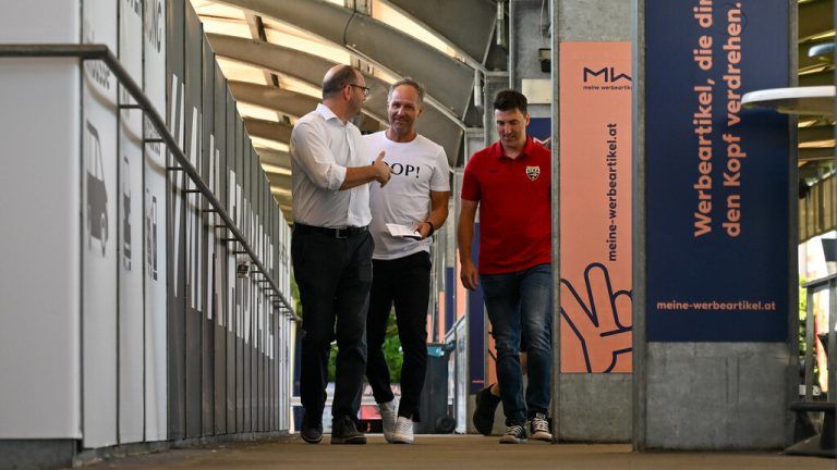 Am 13. Juni 2023 wurde Joachim Standfest von Geschäftsführer Christoph Längle und dem neuen Sportdirektor Roland Kirchler als Cheftrainer vorgestellt.⇒GEPA/Lerch