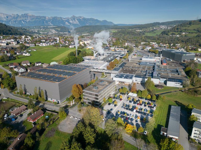 Wo der Parkplatz zu sehen ist, soll die neue Anlage entstehen.⇒Hartinger