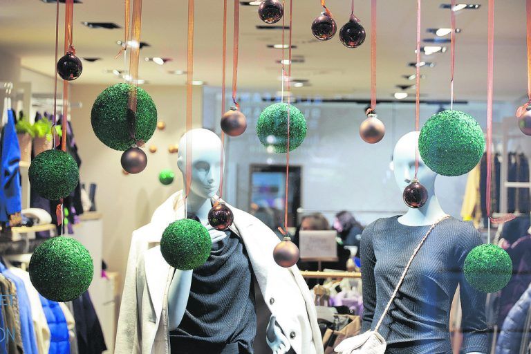 Die Geschäfte sind vielerorts weihnachtlich geschmückt.Klaus Hartinger (5)