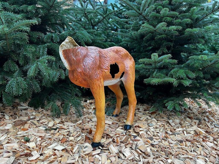 In Hohenems am Kirchplatz wurden unter anderem Tierfiguren zerstört. stadt hohenems