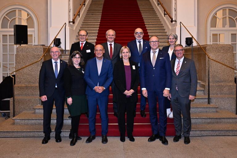 Landtagspräsident Sonderegger (rote Krawatte) beim IPBK-Treffen.bayerischer landtag