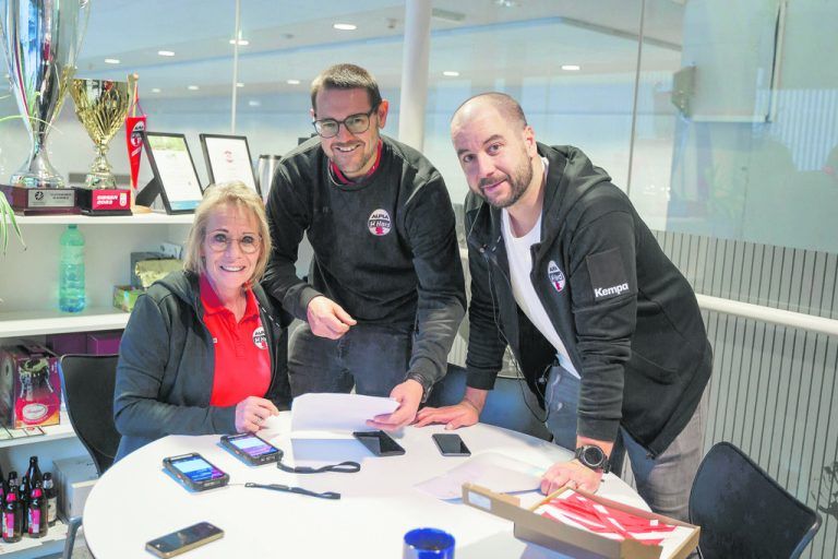 Markus Köberle (Mitte) zusammen mit Ulrike Bereuter und Michael Knauth am Samstag in der Harder Geschäftsstelle bei den letzten Vorbereitungen fürs Derby. Dietmar Stiplovsek