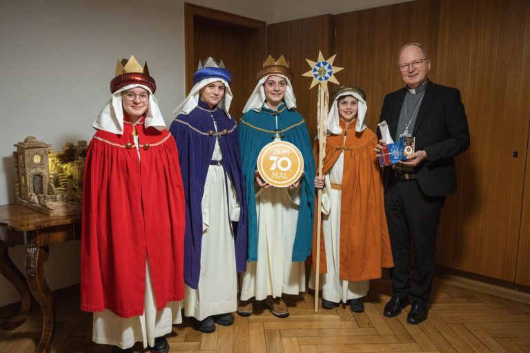 Aaron, Anna, Elena und Elias aus Lochau waren bei Bischof Benno Elbs zu Besuch. Kath Kirche Vorarlberg/Andreas Haller