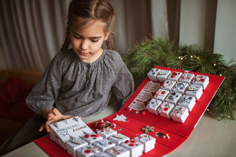 Adventkalender verkürzen das lange Warten auf Weihnachten.Shutterstock