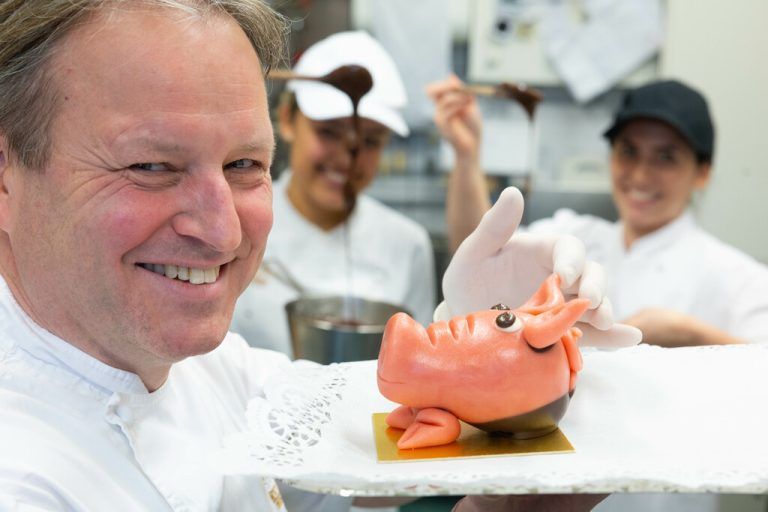 Am beliebtesten ist das Glücksschwein. Gerhard Götze und sein Team produzieren davon jährlich über 1000 Stück in Handarbeit.
