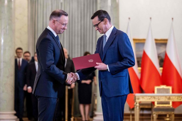 Andrzej Duda (l.) und Mateusz Morawiecki (r.).APA/AFP/AFP PHOTO/WOJTEK RADWANSKI