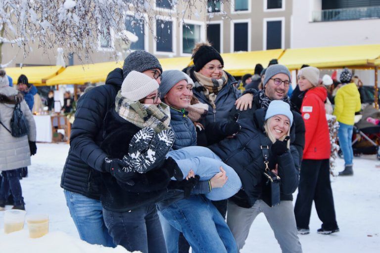 Auch die klirrende Kälte tat der guten Stimmung im Gemeindepark keinen Abbruch.Reinhard Decker