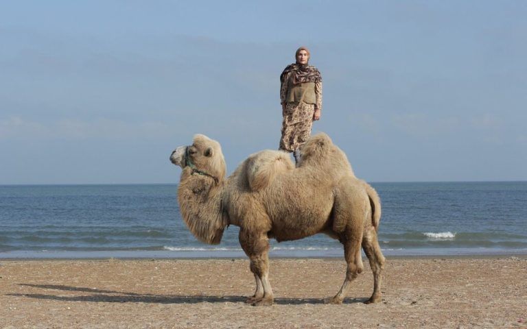 „Auf dem Rücken der Kamele“ zeigt die Tiere im Zusammenleben mit dem Menschen.Imam Guseinov