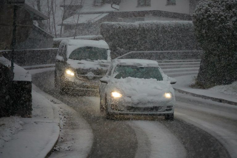 Bei winterlichen Straßenverhältnissen sollte man genügend Abstand zum Vordermann halten.