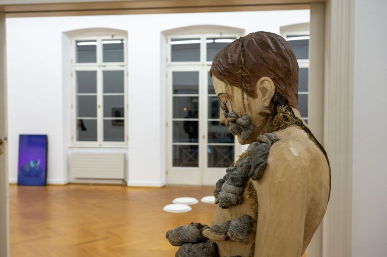 Blick in die Ausstellung im Künstlerhaus. Metin Celik vor seinem Werk Nisus (oben), Derya Yüzel vor Gemälde von Nadide Akdeniz.Daniel Furxer (3)