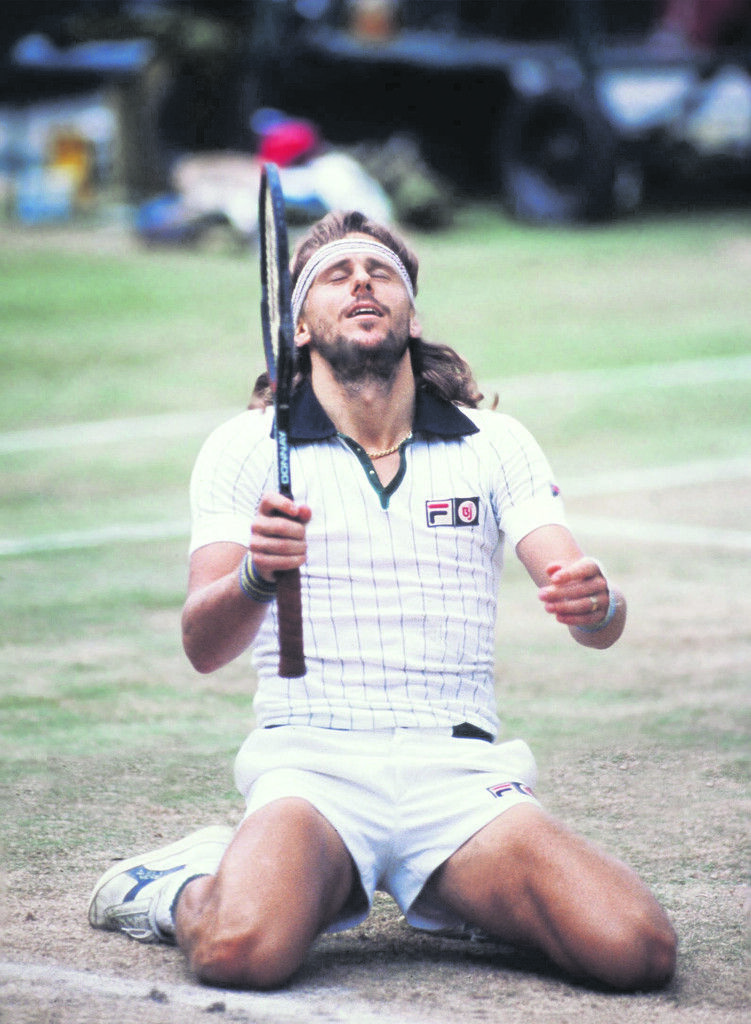 Borgs Kniefall 1980, der weibliche Fan mit dem Büstenhalter, Borg mit aufgeknöpften Hemd sowie mit der Wimbledon-Trophäe. AFP (2), EPA (2)