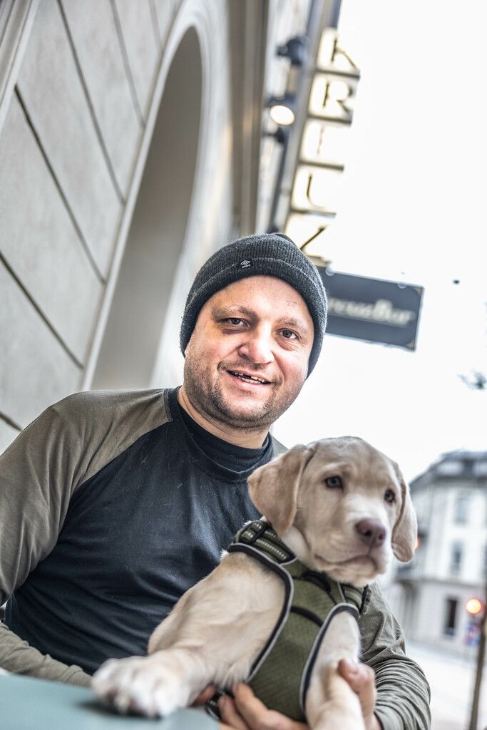 Christian Pfeiffer mit seiner Labradorhündin Gina. hartinger