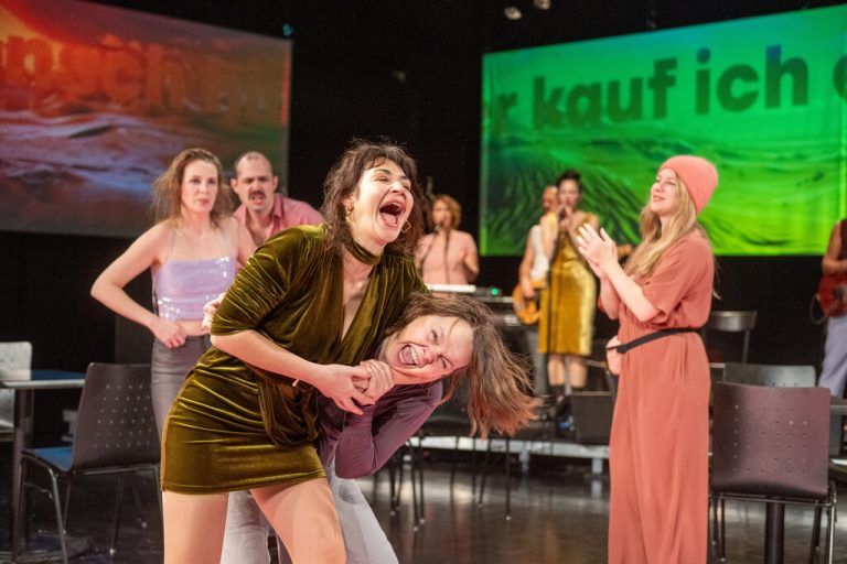 Das Aktionstheater Ensemble im Spielboden.Beate Rhomberg