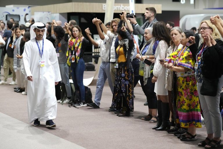 Demonstranten auf dem COP28-Klimagipfel der Vereinten Nationen fordern ein Ende der fossilen Brennstoffe AP