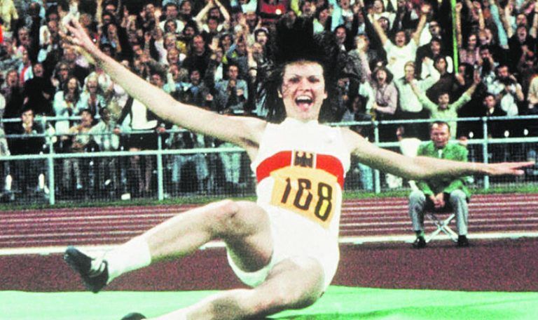 Der 4. September 1972 in Bildern: Ulrike Meyfarth überspringt 1,92 Meter. Noch im Fallen jubelt die 16-Jährige.Links: Mark Spitz wird nach seiner siebten Goldmedaille von seinen Staffelpartnern auf Händen getragen.AP, DPA
