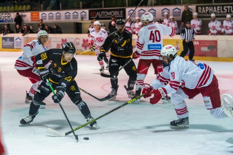 Der EHC Lustenau wird im heutigen Spiel gegen Cortina auf Stürmer Jesper Öhrvall (l.) verzichten müssen.Dietmar Stiplovsek