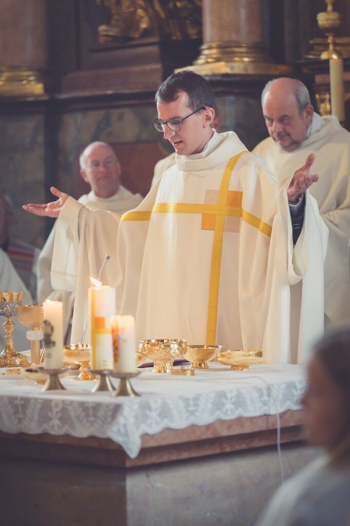 Der junge Priester bei seiner Primiz in seiner Heimatgemeinde.W. Jocher moments