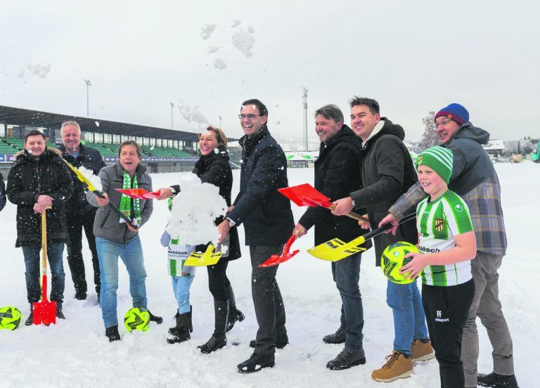 Der Spatenstich in Lustenau verkam zur Schneeballschlacht.Dietmar Stiplovsek