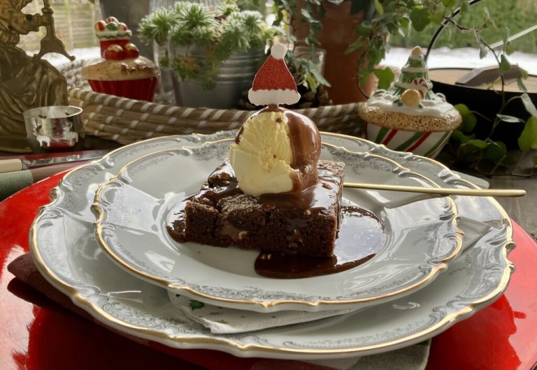 Die Brownies auf Teller verteilen, je eine Kugel Vanilleeis darauf anrichten und mit Schokosauce übergießen. Servieren und genießen.