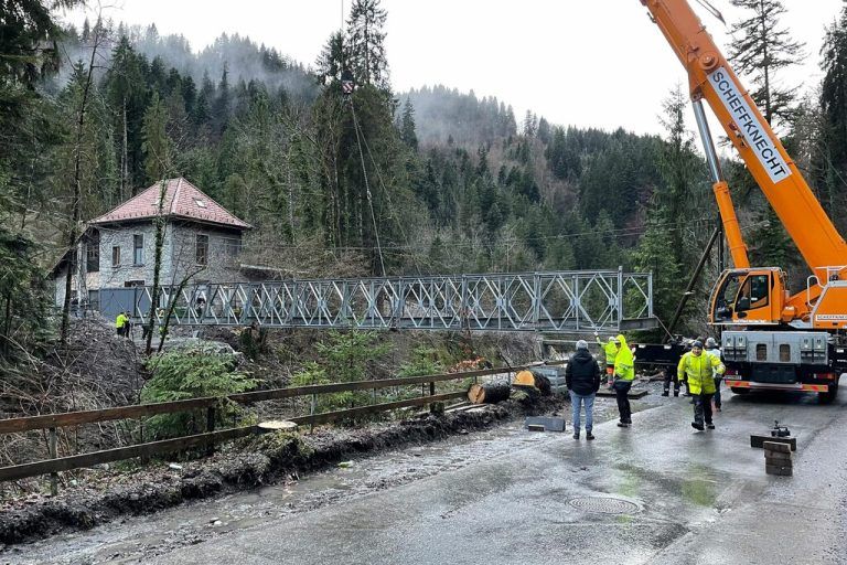 Die Brücke wurde am Donnerstag über die Ach gehoben.stadt dornbirn