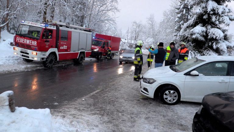 Die Feuerwehr musste die Lenkerin bergen. Maurice Shourot