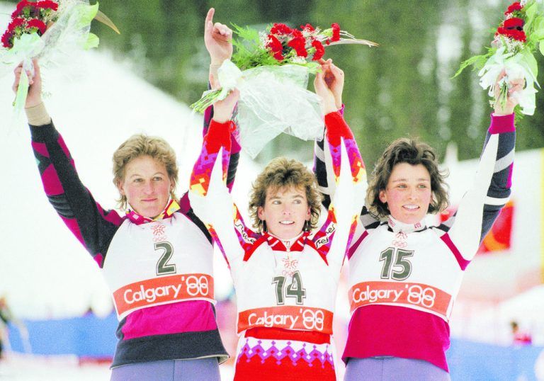 Die Flowerzeremonie nach der olympischen Kombination mit Brigitte Oertli, Anita Wachter und Maria Walliser.