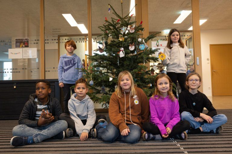 Die Kinder der Volksschule Bütze freuen sich schon auf Weihnachten und auf ihre Geschenke.Hartinger (2) Holzer (7)