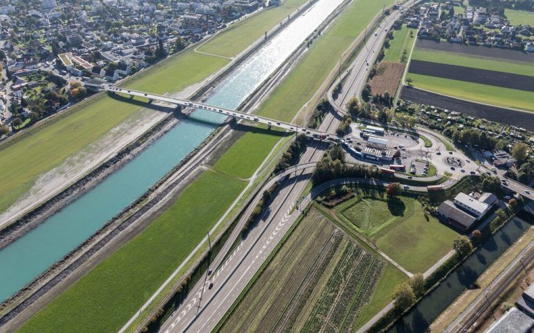 Die Rheinbrücke führt von Lustenau nach Au.  herbert heim