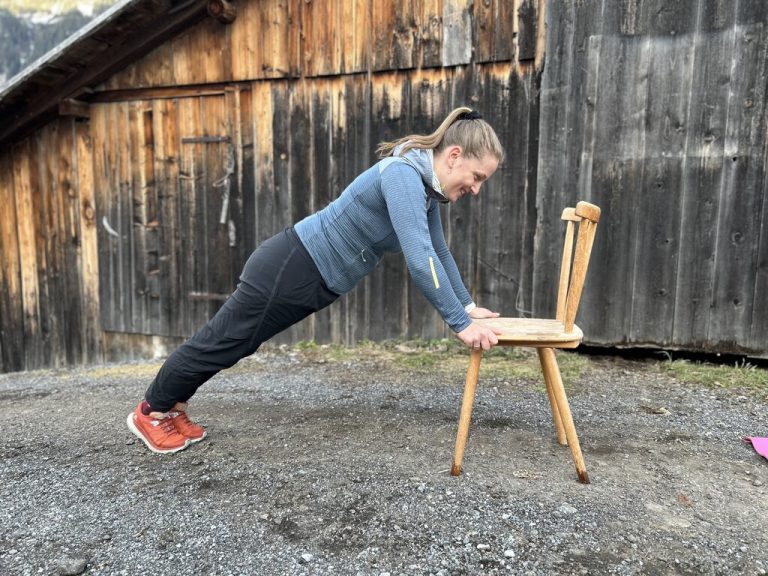 Die Übung kräftigt die Körpermitte. schad