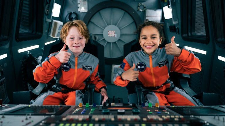 Dino und Billie werden aus Versehen mit einer Rakete ins Weltall geschossen.SAMFILM/CONSTANTINFILM VERLEIH GMBH