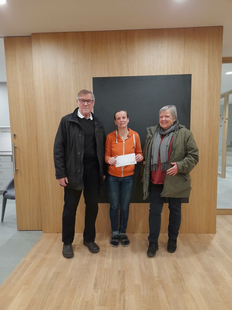 Doris Müller (Mitte) nahm die Spende von Guntram Metzler und Andrea Ströhl entgegen.Caritas