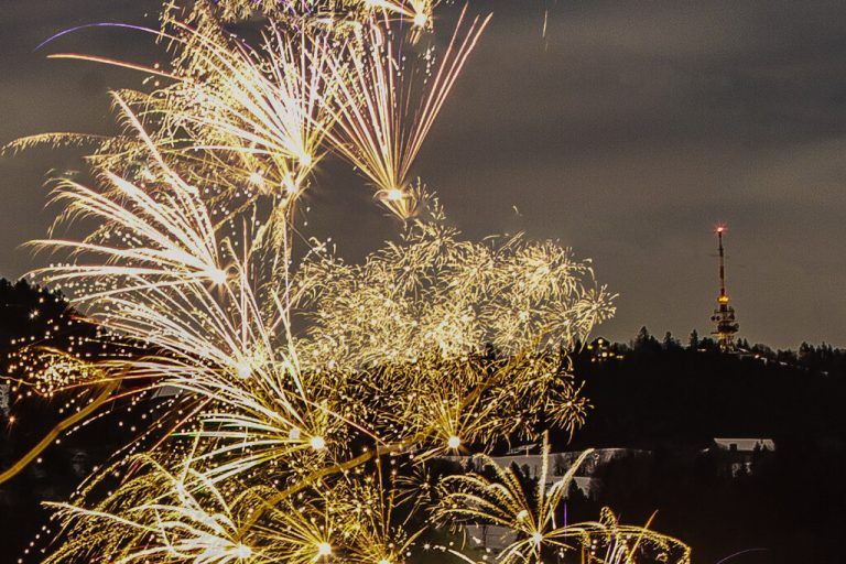 Damit Feuerwerke an Silvester nicht zur Gefahr werden, rät Fabian Marchetti, vor dem Abfeuern die Gebrauchsanweisung durchzulesen.Steurer, Hartinger