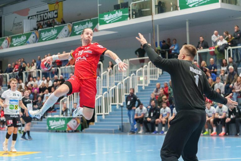 Beim Alpla HC Hard steht Kapitän Nico Schnabl (l.) nach überstandener Verletzung vor seiner Rückkehr ins Team von Coach Hannes Jón Jónsson.⇒Stiplovsek