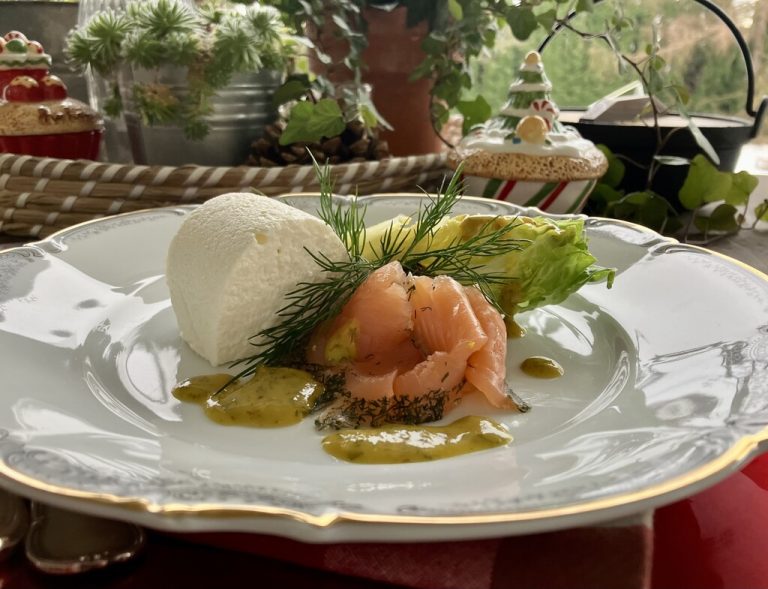 Vorspeise: Krenmousse mit Graved Lachs und Dill-Senfsauce