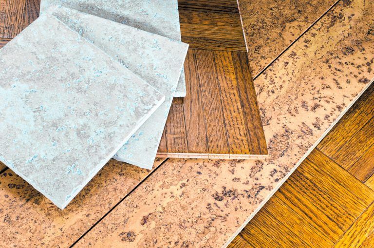 Fliesen, Kork und Holz haben alle einzigartige Eigenschaften und kommen in unterschiedlichen Räumen zum Einsatz.Shutterstock