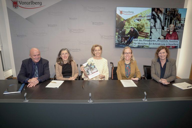 Gerhard Leitner, Alexandra Kargl, Martina Rüscher, Sabrina Nitz und Sabine Kessler (v.l.) freuten sich über das Pilotprojekt.VLK/7pro.tv (2), APA/EVA MANHART